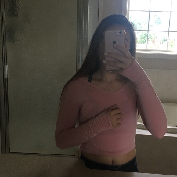 🍉•CROPPED PINK V-NECK TOP•🍉 - Picture 2 of 4